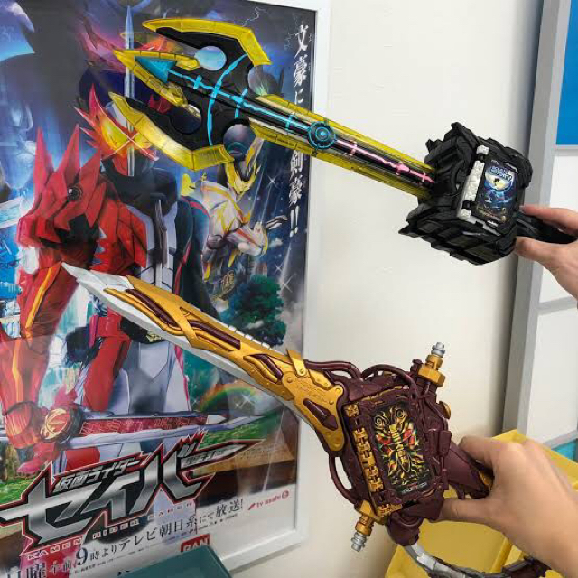 BANDAI(バンダイ)のDX煙叡剣狼煙・DX時国剣界時セット 仮面ライダーセイバー【一次受注】 エンタメ/ホビーのおもちゃ/ぬいぐるみ(キャラクターグッズ)の商品写真