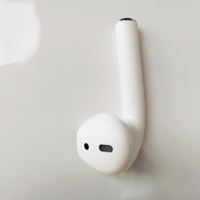 Apple(アップル)の正規品 airpods 第一世代 左耳のみ ジャンク A1722 スマホ/家電/カメラのオーディオ機器(ヘッドフォン/イヤフォン)の商品写真