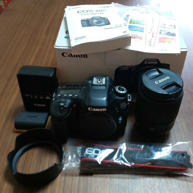 Canon EOS 80D  EF-S  18-135  IS USM  Kit