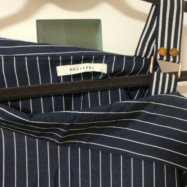 REDYAZEL(レディアゼル)のRedyazel レディアゼル  アシメストライプbigシャツ レディースのトップス(シャツ/ブラウス(長袖/七分))の商品写真