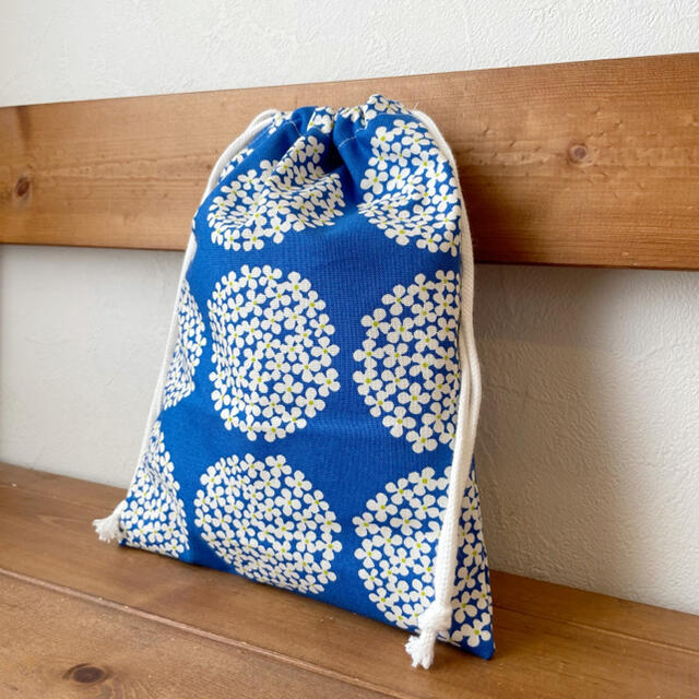 紫陽花ブルー　巾着袋　給食袋　ハンドメイド ハンドメイドのキッズ/ベビー(外出用品)の商品写真