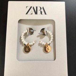 ザラ(ZARA)のフェイクパールビーズ&イニシャルピアス　(ピアス)