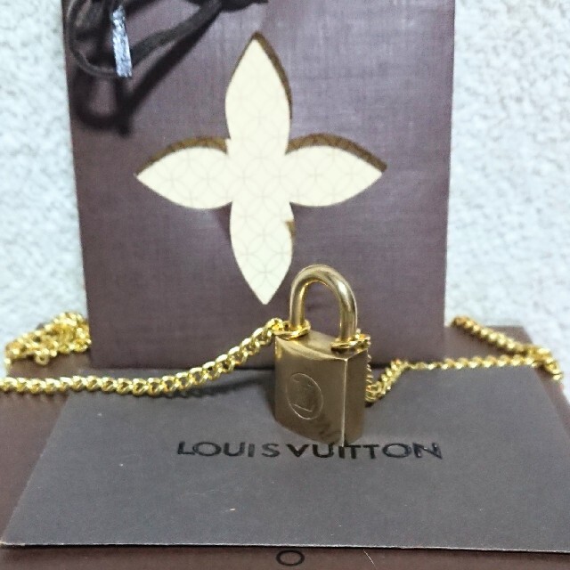 LOUIS VUITTON(ルイヴィトン)のルイヴィトン ゴールド (旧型)カデナ南京錠ネックレストップの商品！ メンズのアクセサリー(ネックレス)の商品写真