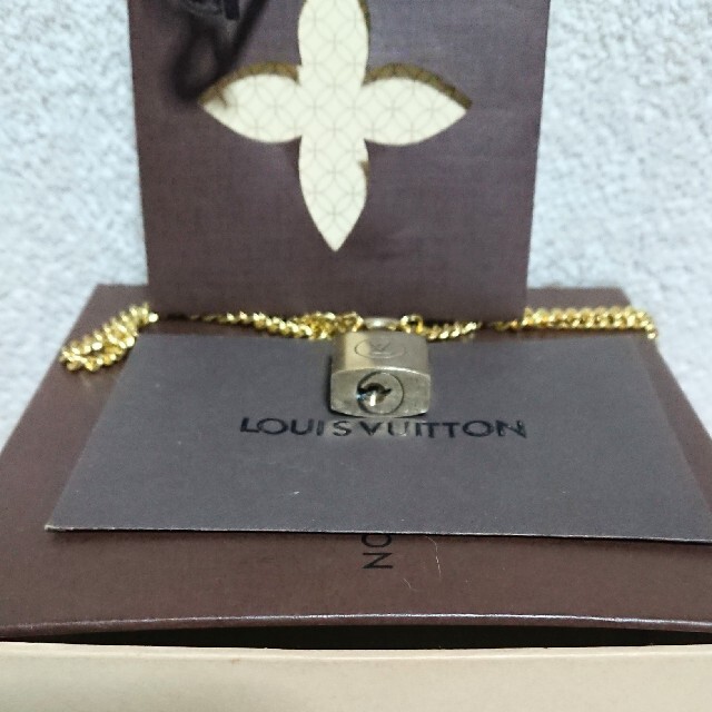 LOUIS VUITTON(ルイヴィトン)のルイヴィトン ゴールド (旧型)カデナ南京錠ネックレストップの商品！ メンズのアクセサリー(ネックレス)の商品写真