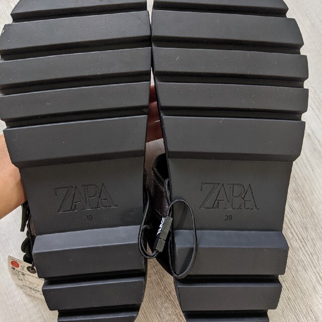 ZARA(ザラ)のZARA　フラットストラップサンダル　39サイズ　カーキ レディースの靴/シューズ(サンダル)の商品写真