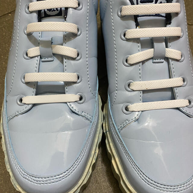 FILA(フィラ)のフィラ　水原希子　OKコラボ　エナメル　水色　スニーカー　ライトブルー レディースの靴/シューズ(スニーカー)の商品写真