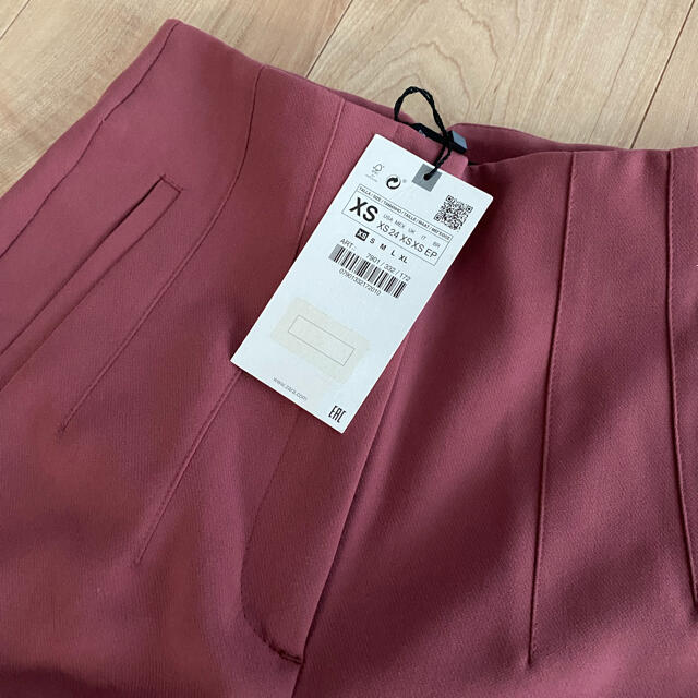 ZARA(ザラ)のXSサイズ未使用　タグ付き　ZARA  ハイウエスト　パンツ　マルサラ レディースのパンツ(カジュアルパンツ)の商品写真