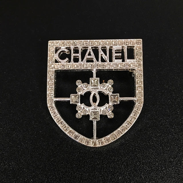 CHANEL - シャネル 文字 ブローチの通販 by shop｜シャネルならラクマ