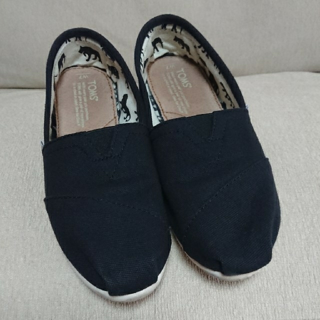 TOMS(トムズ)の(最終値下げ！！)TOMSトムス☆美品ブラックスリッポン(W7・24㎝) レディースの靴/シューズ(スリッポン/モカシン)の商品写真