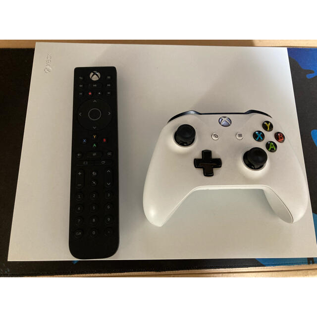 Xbox(エックスボックス)のXBOX ONE X スペシャルエディション ホワイト エンタメ/ホビーのゲームソフト/ゲーム機本体(家庭用ゲーム機本体)の商品写真