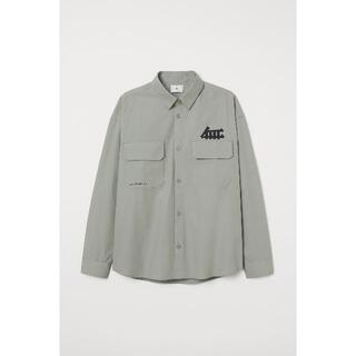 エイチアンドエム(H&M)のH&M オーバーサイズ プリント入りユーティリティシャツ カーキグリーン(シャツ)