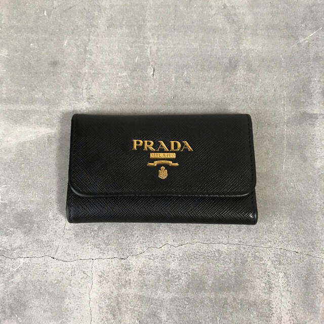 PRADA(プラダ)のPRADA プラダ サフィアーノ　レザー　キーケース　ブラック レディースのファッション小物(キーケース)の商品写真