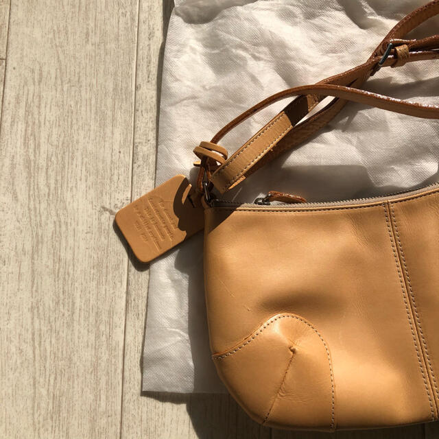 MUJI (無印良品)(ムジルシリョウヒン)のヌメ革ショルダーバッグ 未使用 YUJIASAI レディースのバッグ(ショルダーバッグ)の商品写真