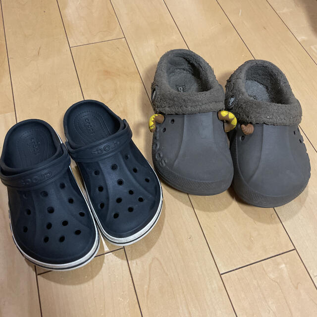 crocs(クロックス)のクロックスキッズ　夏用、冬用　2足セット キッズ/ベビー/マタニティのキッズ靴/シューズ(15cm~)(サンダル)の商品写真