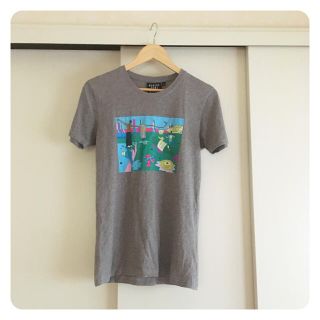 ローズバッド(ROSE BUD)の【ROSE BUD】QUATRE CENT QUINZE｜プリントTシャツ(Tシャツ(半袖/袖なし))