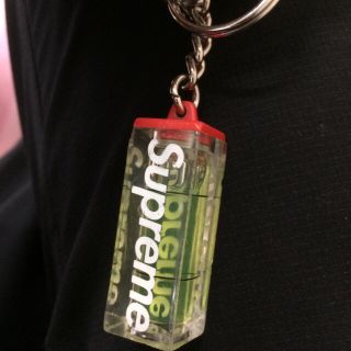 シュプリーム(Supreme)の18fw supreme level keychain neon (キーホルダー)