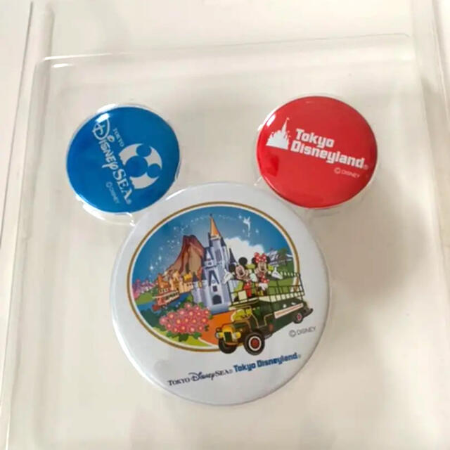 Disney(ディズニー)の非売品 JAL ディズニー ボディバッグ 缶バッジ ハンカチ セット ミッキー レディースのバッグ(ボディバッグ/ウエストポーチ)の商品写真