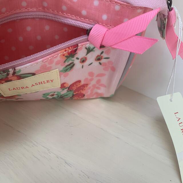 LAURA ASHLEY(ローラアシュレイ)の新品　未使用　ローラーアシュレイ　LAURA ASHLEY ビニール ポーチ  レディースのファッション小物(ポーチ)の商品写真