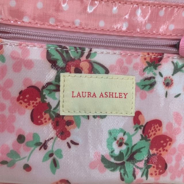 LAURA ASHLEY(ローラアシュレイ)の新品　未使用　ローラーアシュレイ　LAURA ASHLEY ビニール ポーチ  レディースのファッション小物(ポーチ)の商品写真