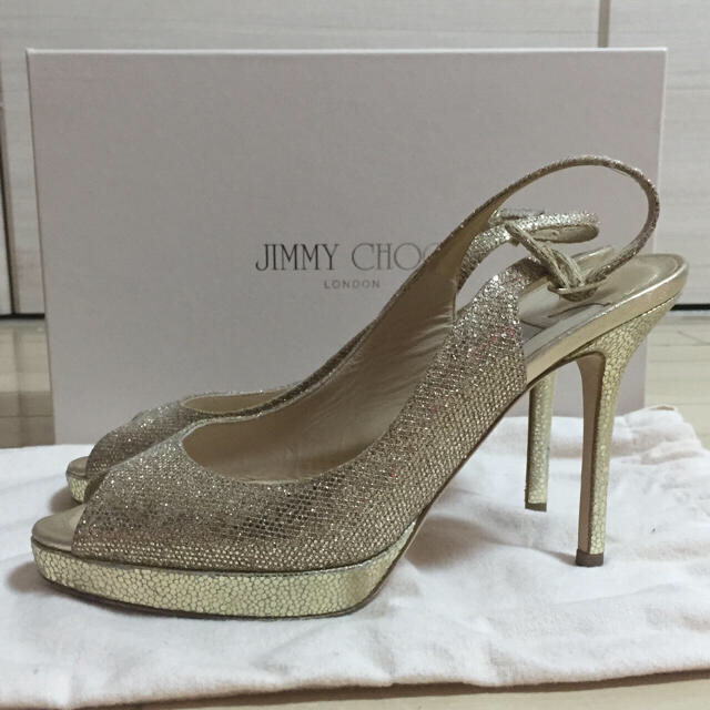 JIMMY CHOO(ジミーチュウ)のジミーチュウ ゴールドサンダル 36 オープントゥ レディースの靴/シューズ(サンダル)の商品写真