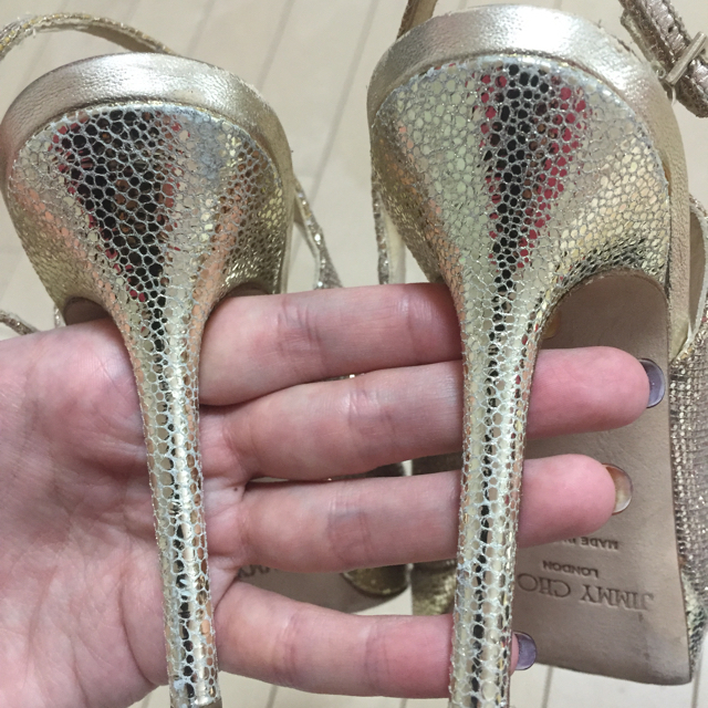 JIMMY CHOO(ジミーチュウ)のジミーチュウ ゴールドサンダル 36 オープントゥ レディースの靴/シューズ(サンダル)の商品写真