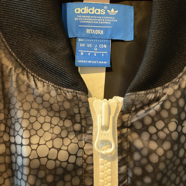 adidas(アディダス)のアディダス リタオラ パイソン柄 ダウンジャケット ヘビ柄 パーカー ジャージ  レディースのジャケット/アウター(ダウンジャケット)の商品写真