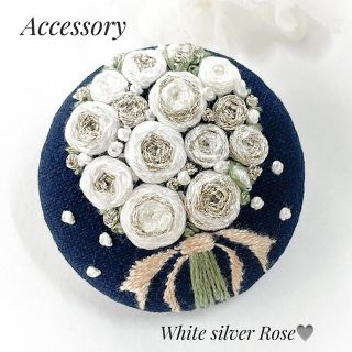 White silver Rose❤️刺繍Accessory(コサージュ/ブローチ)