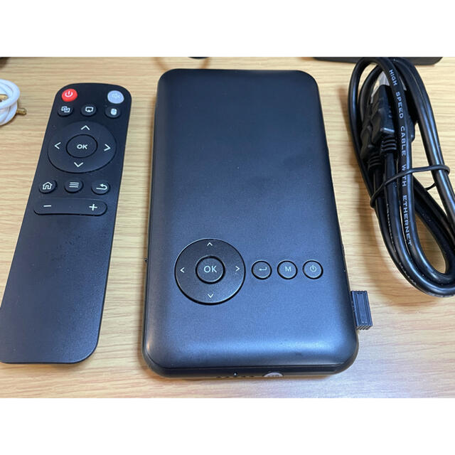 カベーニ　プロジェクター(ブラック) スマホ/家電/カメラのテレビ/映像機器(プロジェクター)の商品写真