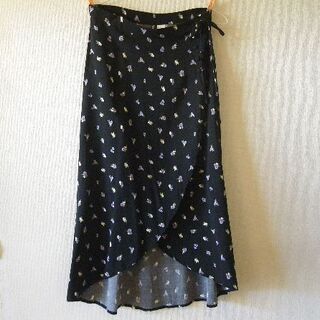 エイチアンドエム(H&M)のお値下げ☆H&M　巻きスカート　L～LLサイズ　黒地に花柄 (ロングスカート)