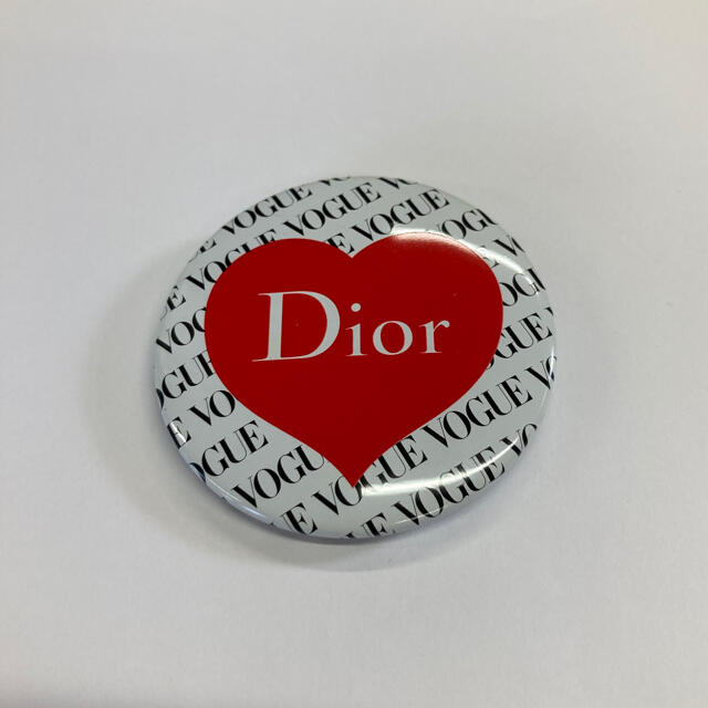 Dior(ディオール)の値下げ中！VOGUE x Dior⭐︎缶バッジ レディースのファッション小物(その他)の商品写真