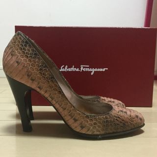 サルヴァトーレフェラガモ(Salvatore Ferragamo)のフェラガモ ピンクパイソン柄パンプス(ハイヒール/パンプス)