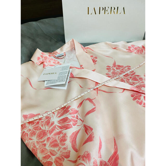 LA PERLA(ラペルラ)のラペルラ/ソフトピンク フローラルプリント シルクショートローブ レディースのルームウェア/パジャマ(ルームウェア)の商品写真