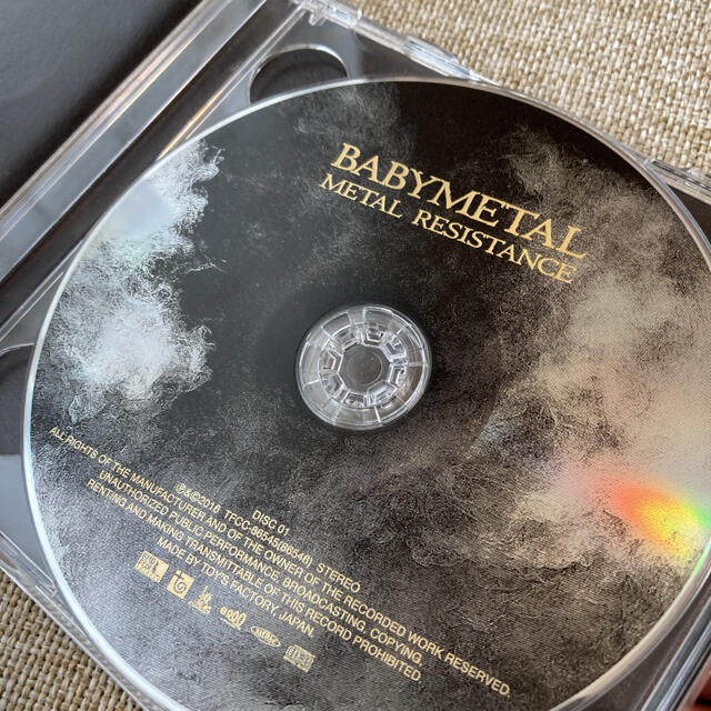 BABYMETAL(ベビーメタル)のBABYMETAL METAL RESISTANCE 初回限定盤 DVD付 エンタメ/ホビーのCD(ポップス/ロック(邦楽))の商品写真