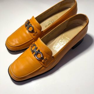 サルヴァトーレフェラガモ(Salvatore Ferragamo)のフェラガモローファーオレンジ(ローファー/革靴)