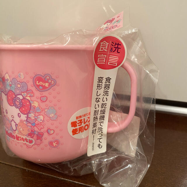 サンリオ(サンリオ)の新品　HELLO KITTY  ハローキティ　コップ インテリア/住まい/日用品のキッチン/食器(グラス/カップ)の商品写真