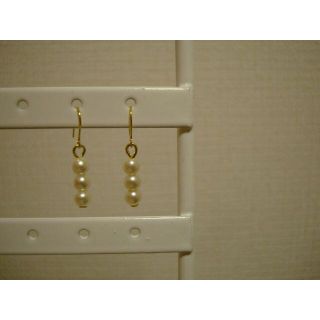 3連パールピアス　ステンレスフック(ピアス)