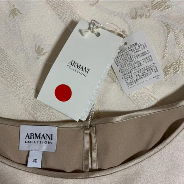 ARMANI COLLEZIONI(アルマーニ コレツィオーニ)のタグ付き新品★アルマーニ　シルク　トップス レディースのトップス(Tシャツ(半袖/袖なし))の商品写真