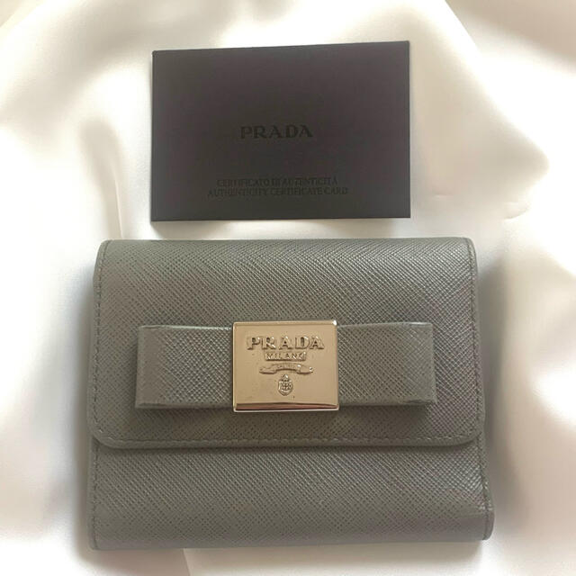 【美品】PRADA プラダ 三つ折り財布 グレー リボン ギャランティカード付き | フリマアプリ ラクマ