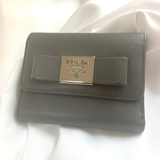 PRADA - 【美品】PRADA プラダ 三つ折り財布 グレー リボン ...