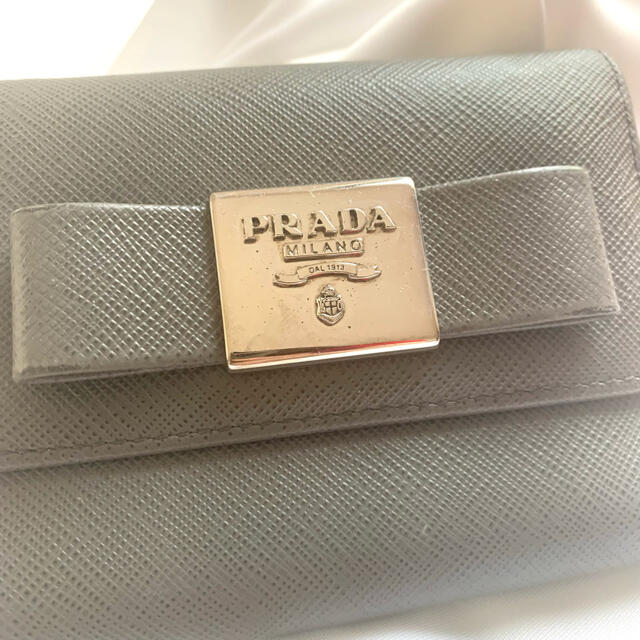 【美品】PRADA プラダ 三つ折り財布 グレー リボン ギャランティカード付き