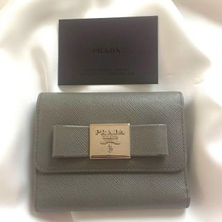 プラダ(PRADA)の【美品】PRADA プラダ 三つ折り財布 グレー リボン ギャランティカード付き(財布)