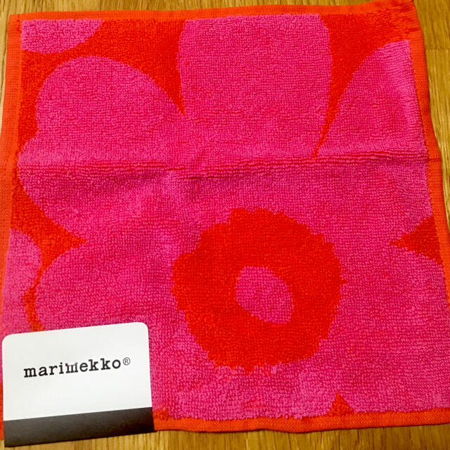 marimekko(マリメッコ)のマリメッコ　ミニタオル　レッド レディースのファッション小物(ハンカチ)の商品写真