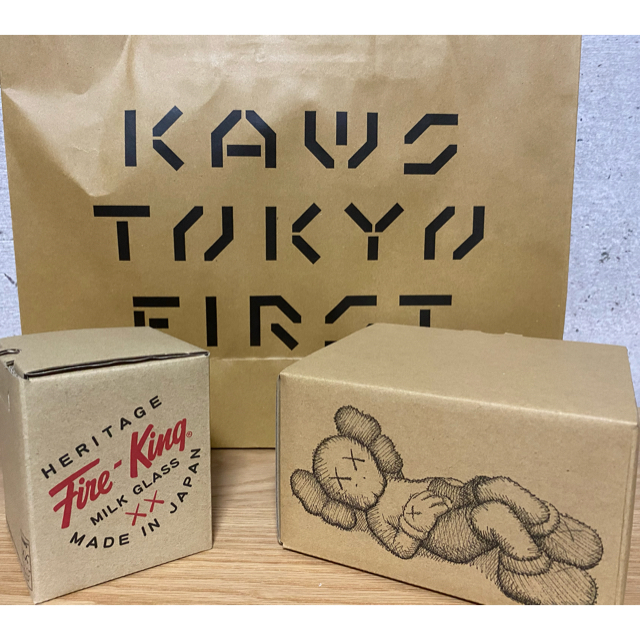 KAWS TOKYO FIRST Fire-King カップ・マグ セット 最新の情報 エンタメ ...