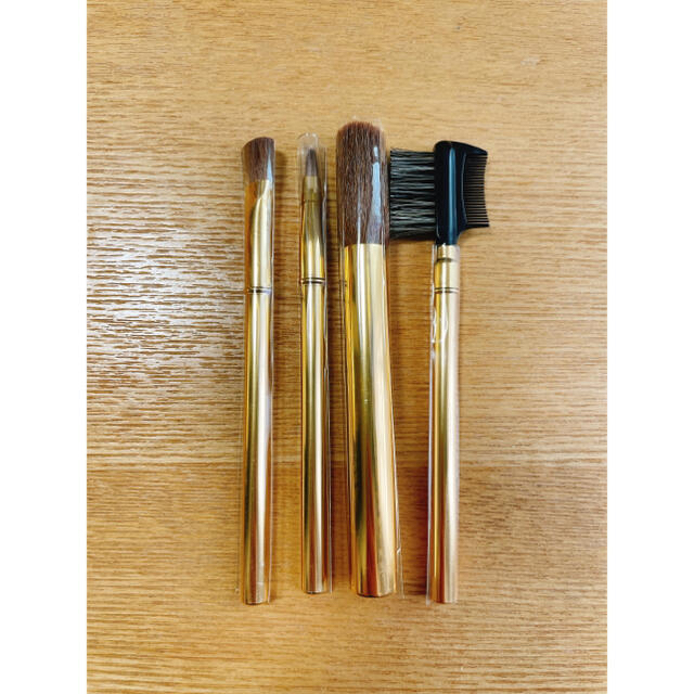 Estee Lauder(エスティローダー)のESTĒE LAUDER ブラシセット (ケース付き) 未使用品 【値下げ中】 コスメ/美容のメイク道具/ケアグッズ(ブラシ・チップ)の商品写真