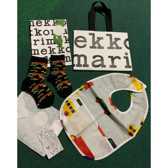 marimekko(マリメッコ)の最終値下げ！【新品】marimekko お食事用エプロン スタイ &靴下2足 キッズ/ベビー/マタニティの授乳/お食事用品(お食事エプロン)の商品写真