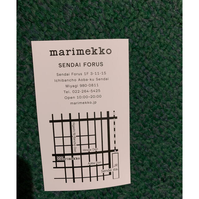 marimekko(マリメッコ)の最終値下げ！【新品】marimekko お食事用エプロン スタイ &靴下2足 キッズ/ベビー/マタニティの授乳/お食事用品(お食事エプロン)の商品写真