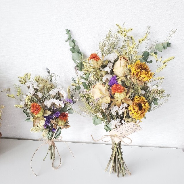 たっぷりバラとビタミンカラー系ドライフラワースワッグ 花束 ブーケ ハンドメイドのウェディング(ブーケ)の商品写真