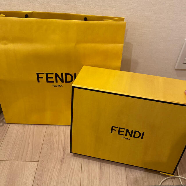 もついてま FENDI 空箱の通販 by Nk|フェンディならラクマ - FENDI の ...