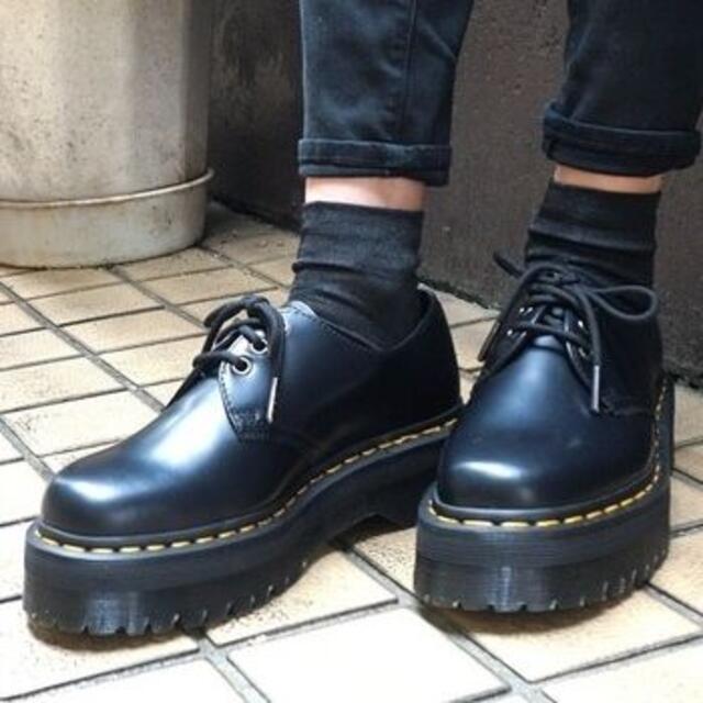 Dr.Martens(ドクターマーチン)の【極美品】Dr.Martens 1461QUAD UK8 黒 厚底 3ホール メンズの靴/シューズ(ブーツ)の商品写真