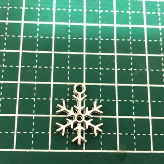 アクセサリーパーツ 10枚 雪の結晶 雪 パーツ  ハンドメイド(各種パーツ)